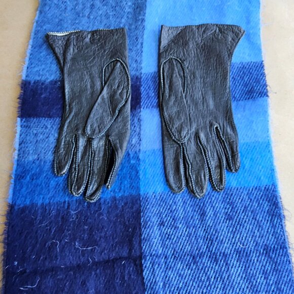 Driving gloves and muffler - Picture 6 of 6